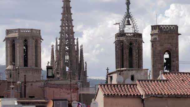 timelapse schot op de daken van barcelona op een gemengde weer dag van de zon en stormen. Dit schot richt zich op de gotische kathedraal - Video