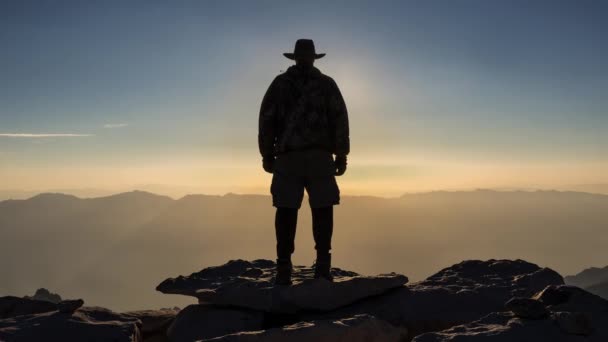 Турист празднует восход солнца на вершине горы. Уитни, высота 14505, после завершения 211 миль тропы Джона Мьюра, Калифорния
. - Кадры, видео