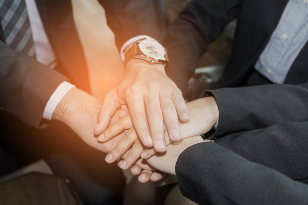 gente de negocios se unen de la mano mientras se reúnen en la oficina. concepto de trabajo empresarial y éxito
. - Foto, Imagen