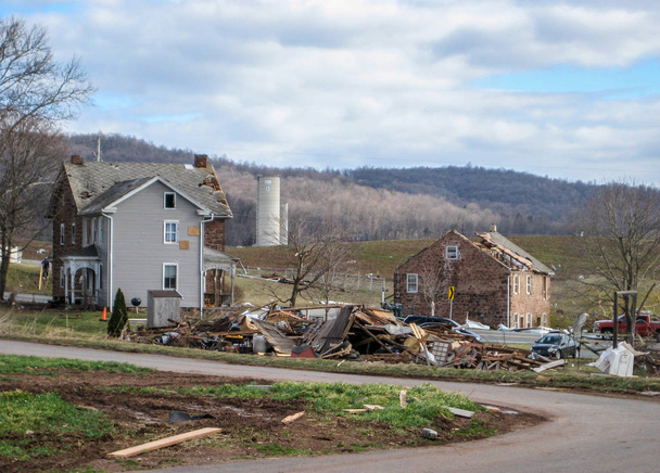 Ruinas de la casa de los efectos posteriores de un tornado
. - Foto, Imagen