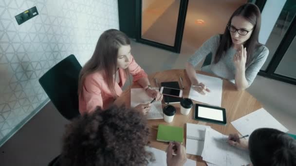 Diverse mensen groep Teamwork bespreken nieuwe Team projectvergadering In moderne kantoor High Angle - Video