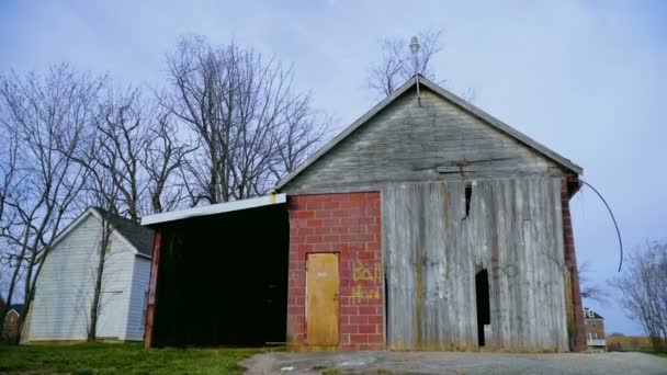 Stará dřevěná stodola s omšelé dřevěné stěny - Záběry, video