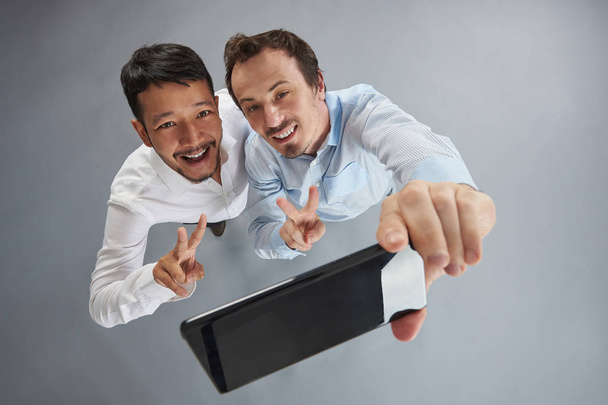 Due amici uomo prendere selfie
 - Foto, immagini
