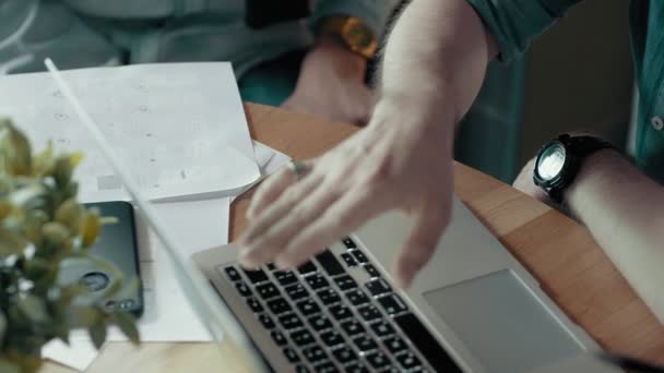 Vrouwelijke Hand wijzend op Laptop scherm discussie proces Business Team vergadering brainstormen - Video