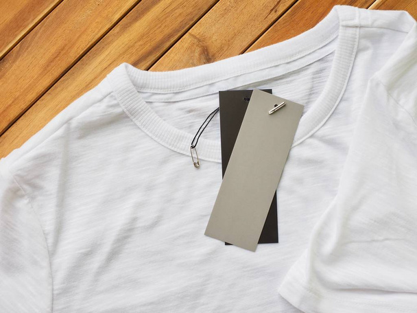 Fehér kerek póló és a ruházati címkét - Fotó, kép