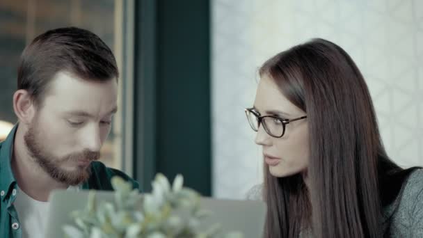 Female Team Leader In Glasses And Young Male Programmer Discussing Concept Of New Project In Office - Кадры, видео