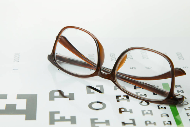 Diagrama de verificação olhos óculos fundo médico
. - Foto, Imagem