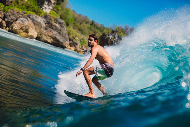 7 luglio 2018. Bali, Indonesia. Surfista cavalcare sulla grande onda barile a Padang Padang, Bali. Surf professionale in oceano
 - Foto, immagini