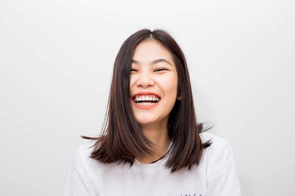 Lachen asiatischer schöner positiv denkender Frauen mit kurzem Haar auf weißem Hintergrund - Foto, Bild