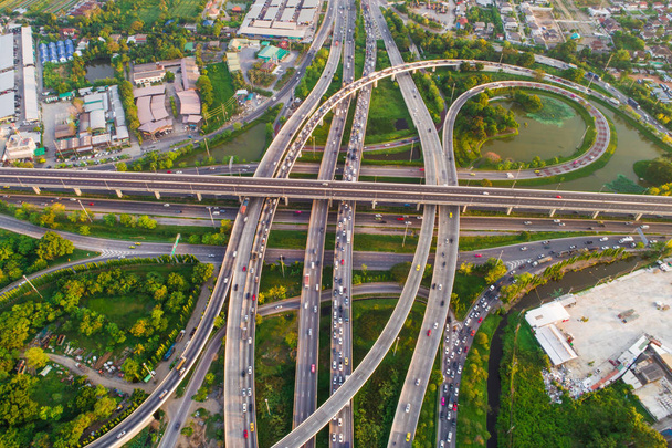 Luftaufnahme Verkehrsknotenpunkt Straße mit Abbiegespur Stadt Transport Industrie - Foto, Bild