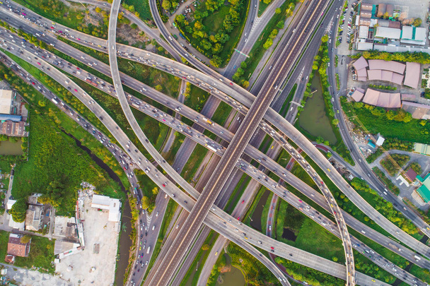 Estrada de junção de tráfego de visão aérea com U turn lane indústria de transporte urbano
 - Foto, Imagem