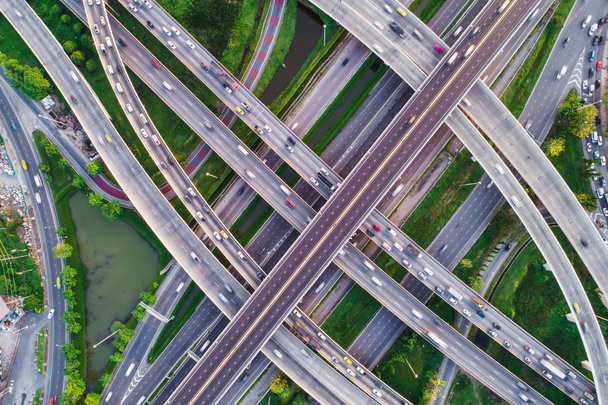 Vista aérea transporte ciudad paso elevado carretera con movimiento de vehículos, construcción de transporte
 - Foto, imagen