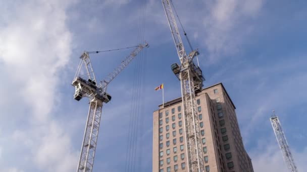 Blick nach oben zu Kränen, die an einem Hochhaus in London arbeiten - Filmmaterial, Video