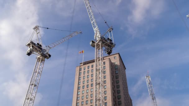 Blick nach oben zu Kränen, die an einem Hochhaus in London arbeiten - Filmmaterial, Video