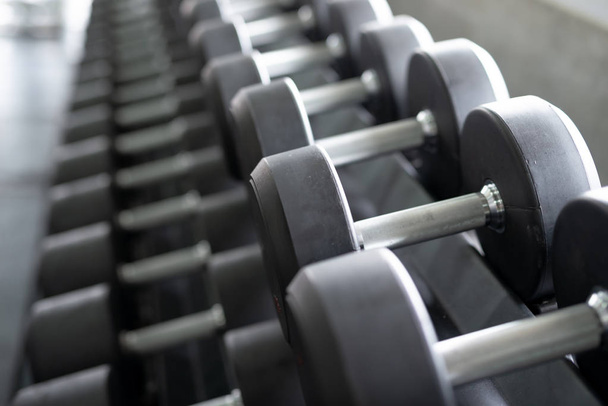 Conjunto de pesas negras en el gimnasio. concepto de fitness y estilo de vida saludable
. - Foto, Imagen