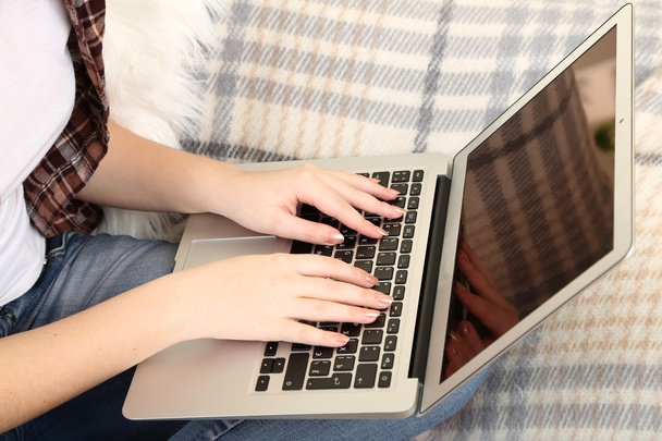 Female hands typing on laptop - Foto, Bild