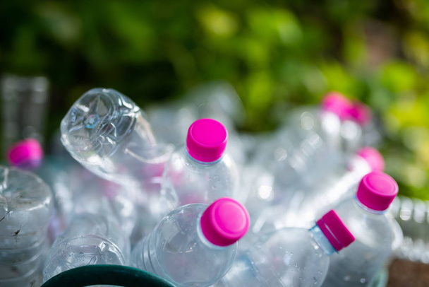 Пластикова пляшка в кошику для переробки
 - Фото, зображення