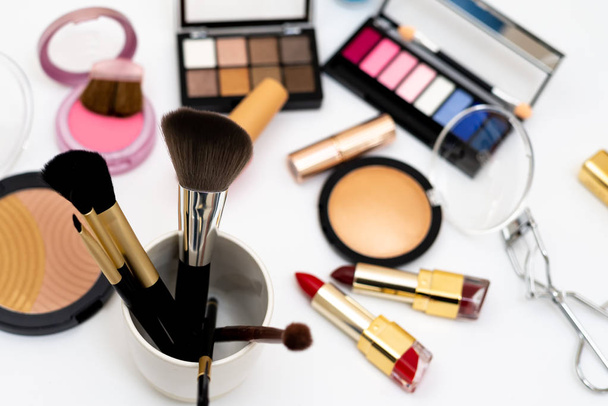 Sada dekorativních kosmetických kosmetických kosmetických výrobků na bílém pozadí - Fotografie, Obrázek