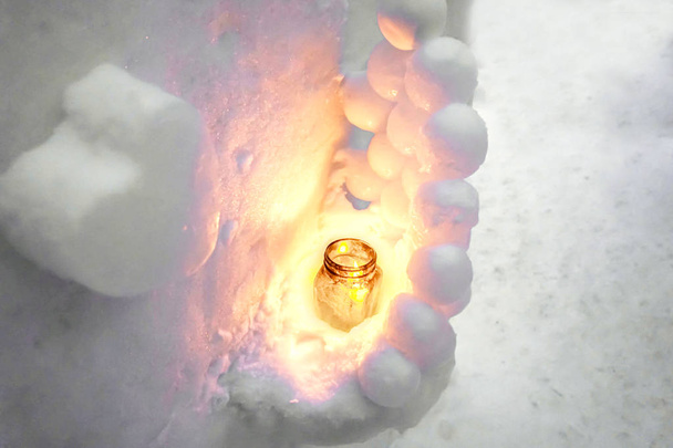 Bovenaanzicht van sneeuw kaarsen en klein sculptuur in hart vorm op sneeuw vloer achtergrond. Sneeuw kaarsen zijn activiteiten van The Otaru sneeuw licht pad Festival in Otaru, Hokkaido prefectuur, Japan. - Foto, afbeelding