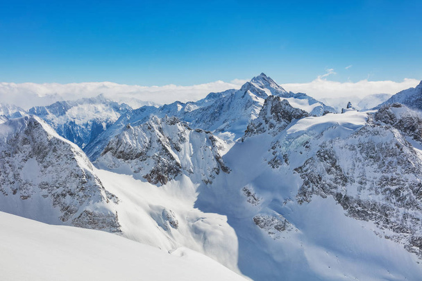 Zimní pohled z Mt. Titlis ve Švýcarsku. Titlis je hora ležící na hranici mezi švýcarskými kantony Obwalden a Bern, je obvykle přístup z města Engelberg na jeho severní straně. - Fotografie, Obrázek