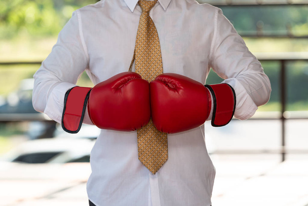 Hombre de negocios asiático con guantes de boxeo - Foto, Imagen
