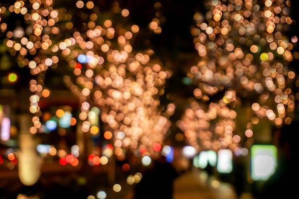 Flou et bokeh d'éclairage LED refection décorer sur les arbres avec la vie nocturne de la ville à Osaka, Japon
. - Photo, image