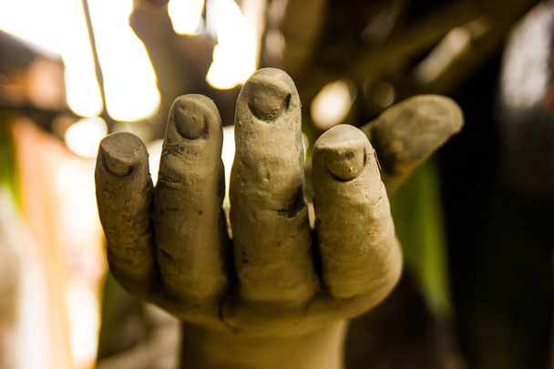 Une main d'une statue d'argile en construction demandant de l'aide
 - Photo, image