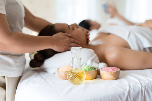 Oli e sali utilizzati in un massaggio termale
 - Foto, immagini