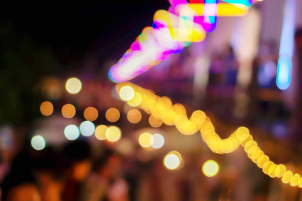 brouillé et bokeh de festival et stands de nourriture reflets éclairage dans la nuit
. - Photo, image