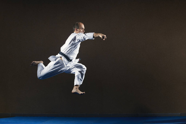 Sportowca w karategi pociągi uderzenie ręką w skoku - Zdjęcie, obraz