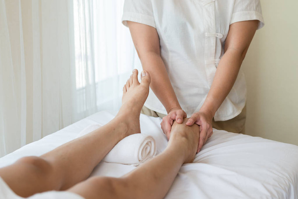 Asiatische Mädchen entspannen sich mit Fußmassage in einem Wellness-Salon, Nahsicht - Foto, Bild