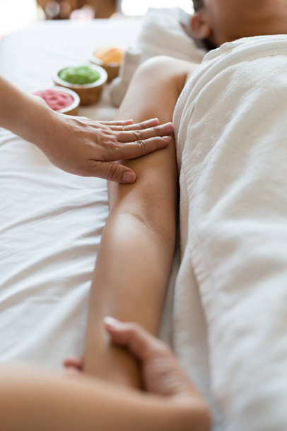 Mladý krásný asijské žena relaxační v the spa masáž - Fotografie, Obrázek
