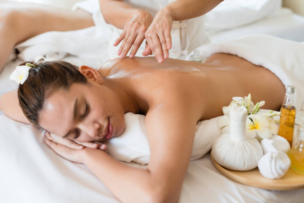 Giovane bella donna asiatica rilassante nel massaggio olio termale - Foto, immagini