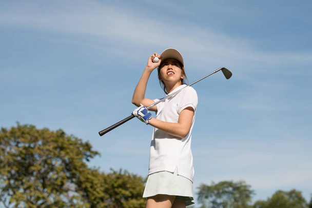 Feminino golfistas asiáticos ficou no sol quente com clubes de golfe. - Foto, Imagem
