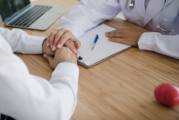 Ręce lekarza, trzymając się za ręce zachęcanie pacjenta. pojęcie opieki zdrowotnej i medycznej - Zdjęcie, obraz