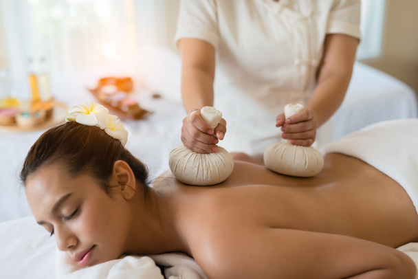 Jovem bela mulher asiática relaxante na massagem spa
 - Foto, Imagem