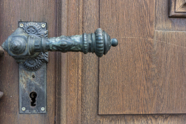 vintage door handle from old building in europe - Φωτογραφία, εικόνα