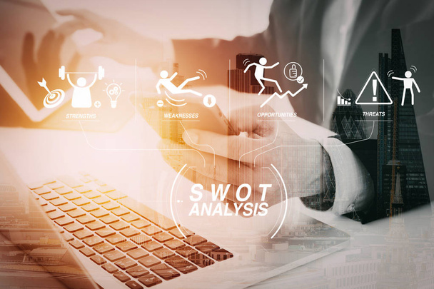 SWOT analizi Sanal Diyagram ile güçlü, zayıf yönleri, tehditler ve fırsatlar şirketin tipi. Dizüstü bilgisayar ile modern ofis ve şehir pozlama ile dijital tablet bilgisayar cep telefonu kullanarak iş adamı elinde - Fotoğraf, Görsel