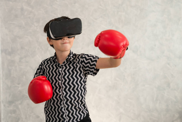 Bir çocuk boks oyunu 3d sanal gerçeklik kulaklık ile oynuyor. - Fotoğraf, Görsel