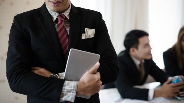 Business man in piedi braccia incrociate in riunione e tablet digitale in mano
 - Foto, immagini