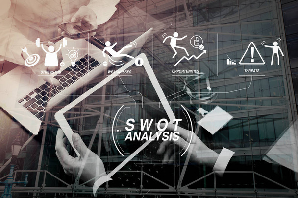 SWOT analýza virtuální diagram s silných, slabých stránek, hrozeb a příležitostí setkání týmu pracovní company.co konceptu, podnikatel pomocí chytrého telefonu a digitální tabletu a notebooku a jméno značky. - Fotografie, Obrázek