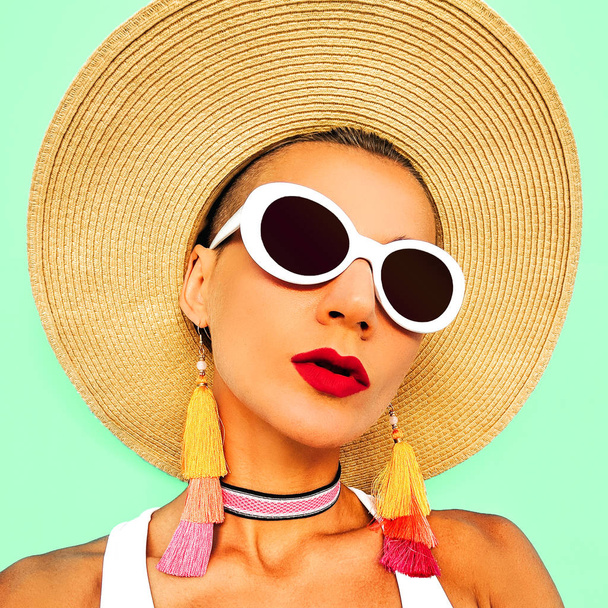 Girl in stylish beach accessories. Sunglasses, earrings, hat. Beach fashion look - Foto, afbeelding