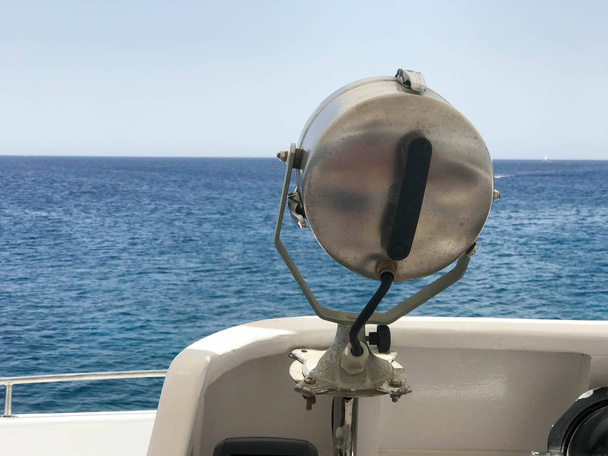 El reflector es un m metálico plateado de una lámpara potente montada en un barco en el fondo del mar, océano, agua
. - Foto, imagen