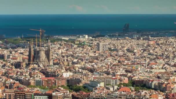 バルセロナの街のスカイラインの素晴らしいパノラマの景色を提供しているバンカー ・ デ ・ カーメルから撮影の広角タイムラプス - 映像、動画