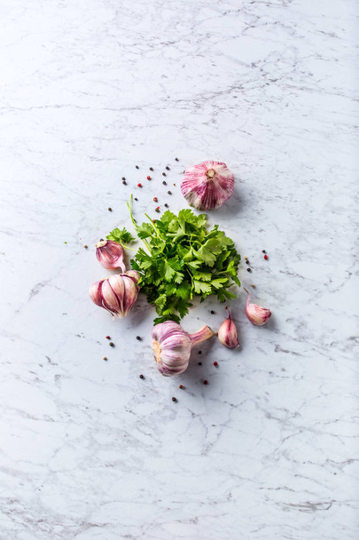 Garlic Cloves and Bulbs with parsley herbs salt and pepper. - Foto, afbeelding