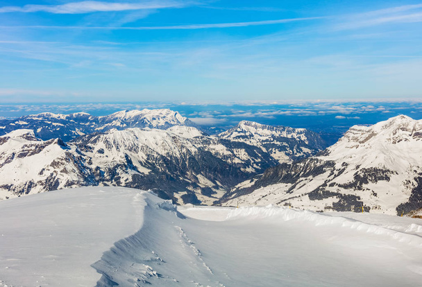 ein winterlicher Blick vom Mt. Titlis in der Schweiz. der titlis ist ein berg, der an der grenze zwischen den schweizer kantonen obwalden und bern liegt und normalerweise von der stadt engelberg auf seiner nördlichen seite aus zu erreichen ist. - Foto, Bild