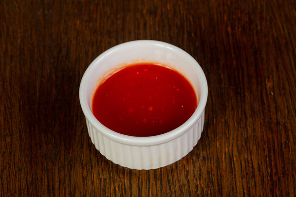 Tomaatti mausteinen kastike yli puinen
 - Valokuva, kuva