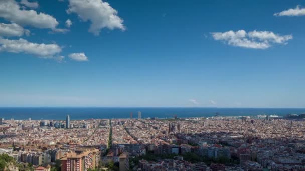 Weitwinkel-Zeitraffer von Barcelona, aufgenommen von den Bunkern de Carmel mit atemberaubendem Panoramablick über die Skyline der Stadt - Filmmaterial, Video