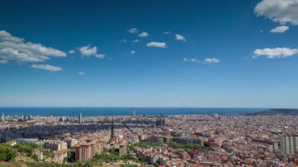 széles látószögű timelapse lövés a bunkerek de carmel és csodálatos, panorámás kilátást kínál a városra a Barcelona - Felvétel, videó