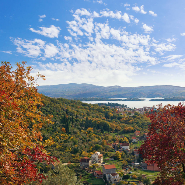 Красочный осенний пейзаж. Черногория, вид на город Тиват и полуостров Луштица со склона горы
 - Фото, изображение